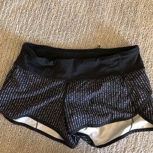 black lululemon shorts